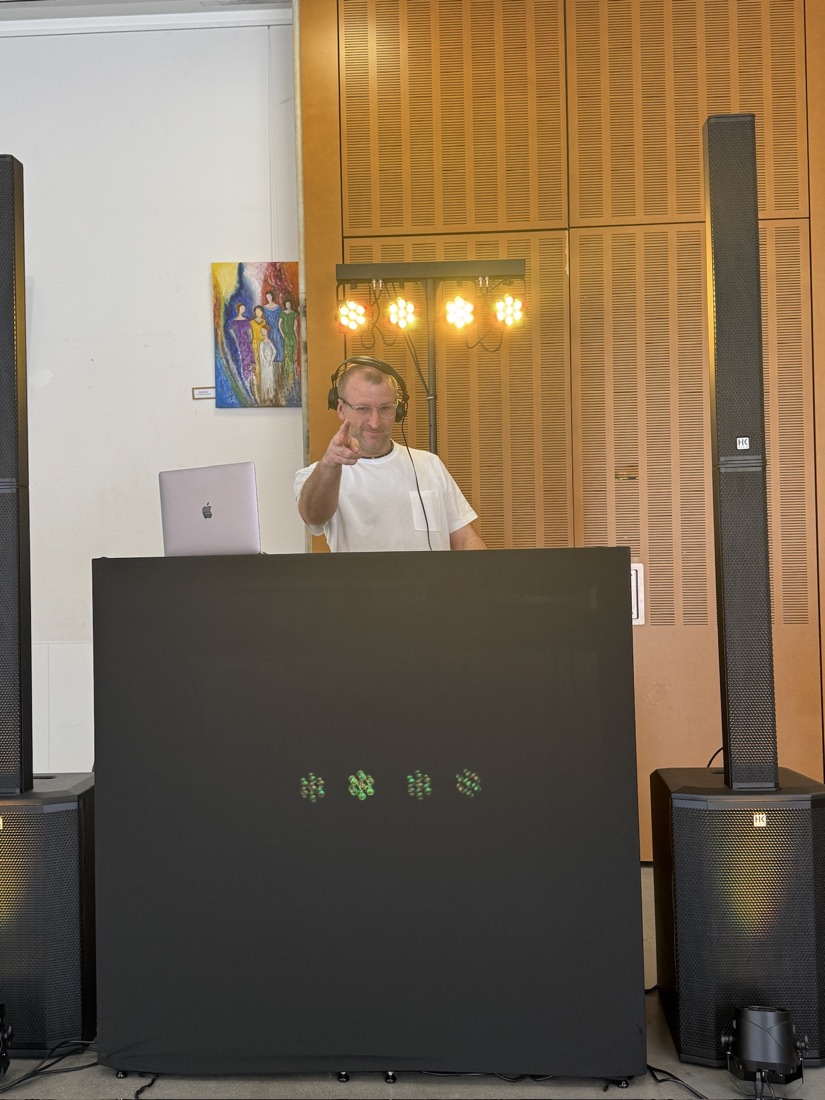 SVNtec am DJ-Pult bei einem 70. Geburtstag mit Ton- und Lichttechnik