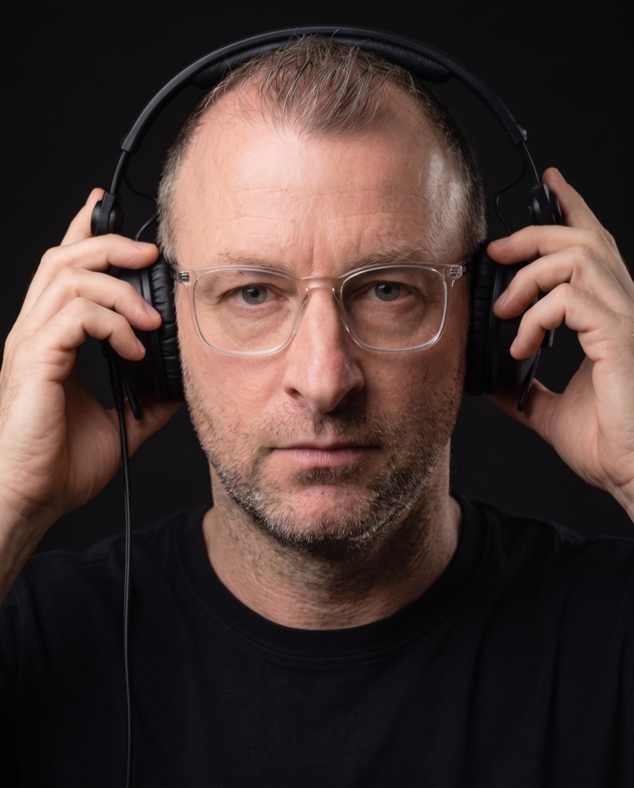 SVNtec (Sven Pocivalnik), Hochzeits-DJ in Gelsenkirchen, mit Kopfhörern
