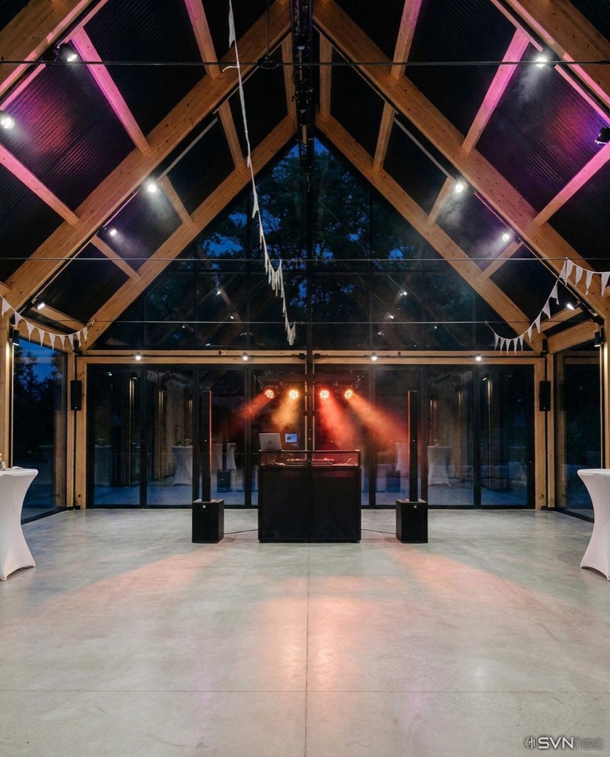 Von SVNtec aufgebaute Ton- und Lichttechnik mit Lichtshow in einer Eventlocation